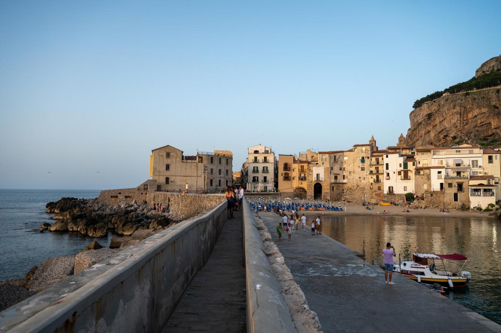 Casa Vacanze Tramonto Alla Marina Cefalu Bagian luar foto