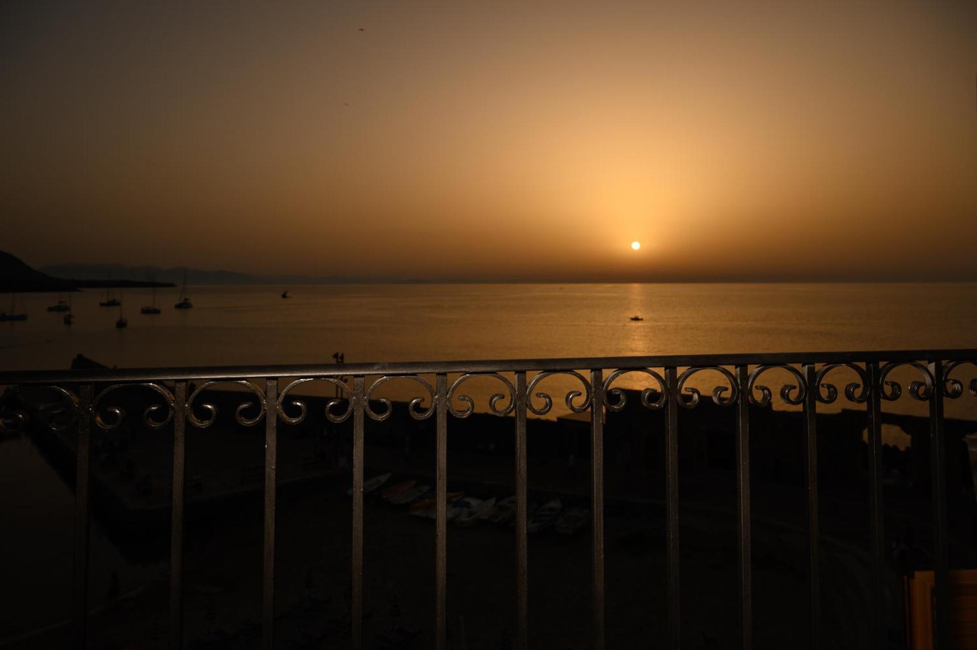 Casa Vacanze Tramonto Alla Marina Cefalu Bagian luar foto