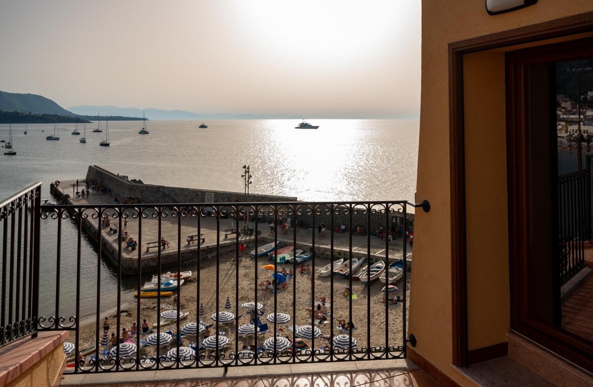 Casa Vacanze Tramonto Alla Marina Cefalu Bagian luar foto